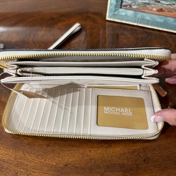 brand new Michael Kors cream color wallet - Picture 2 of 3